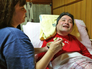 食事の介助をする女性訪問介護士